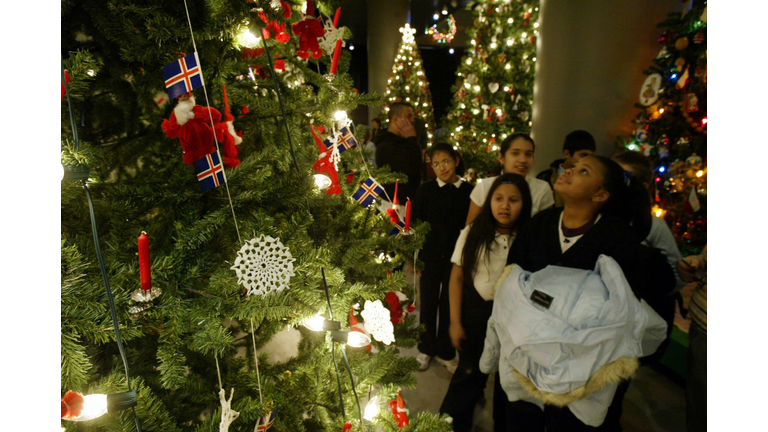 Chicago school children look at the Norw