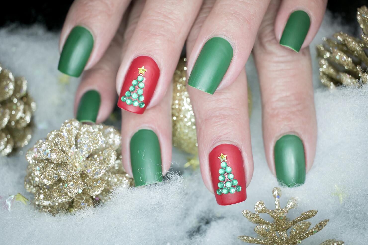 Christmas green nail polish with accent nails in red with Christmas trees is full of the Christmas spirit!