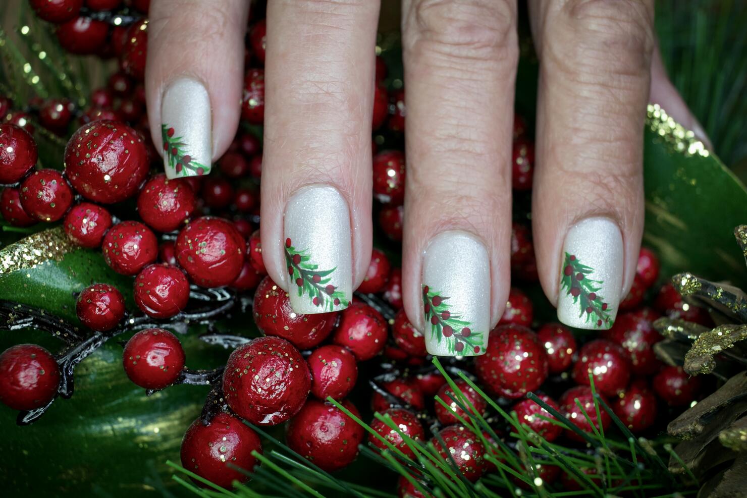 This gorgeous holly and mistletoe design is sure to get many compliments!
