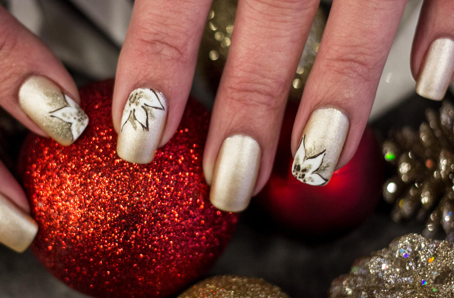 This white poinsettia on gold design is absolutely beautiful!