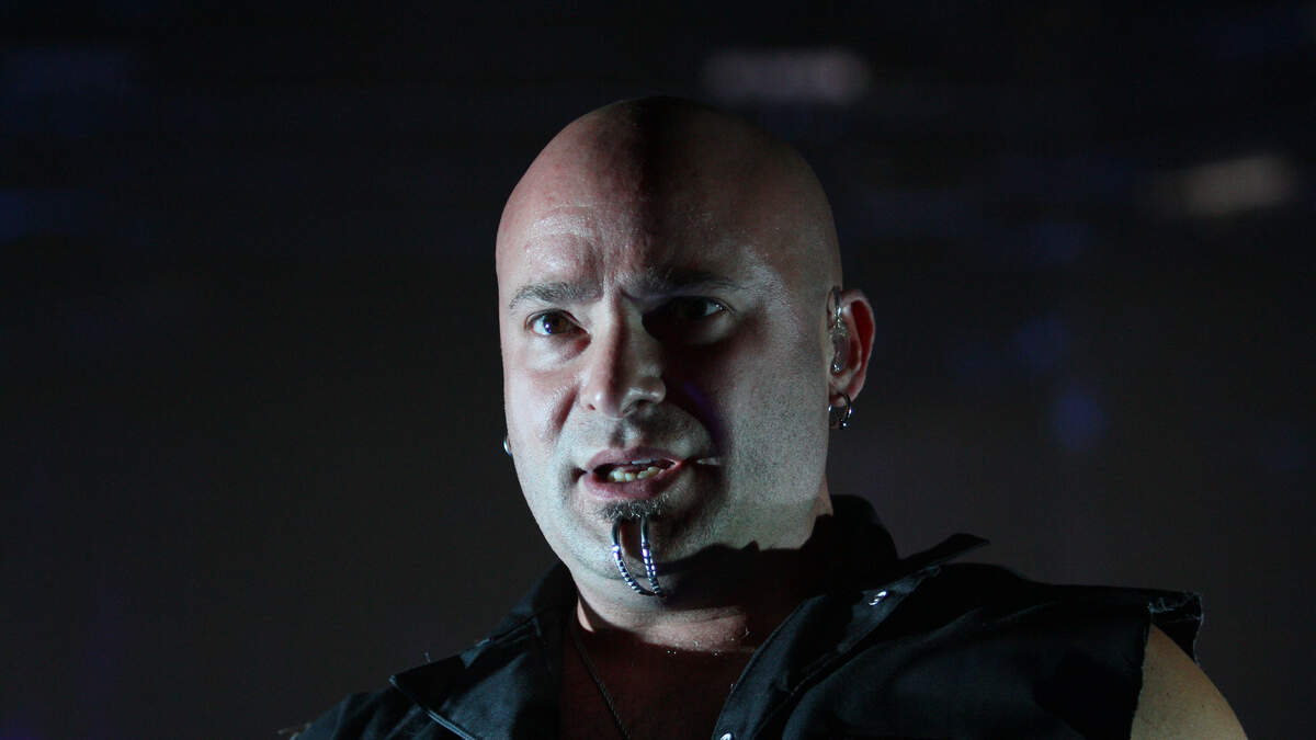 Disturbing person on planet. Дэвид Дрейман дистурбед. Disturbed солист. Дэвид Дрейман 2022. Disturbed David Draiman.