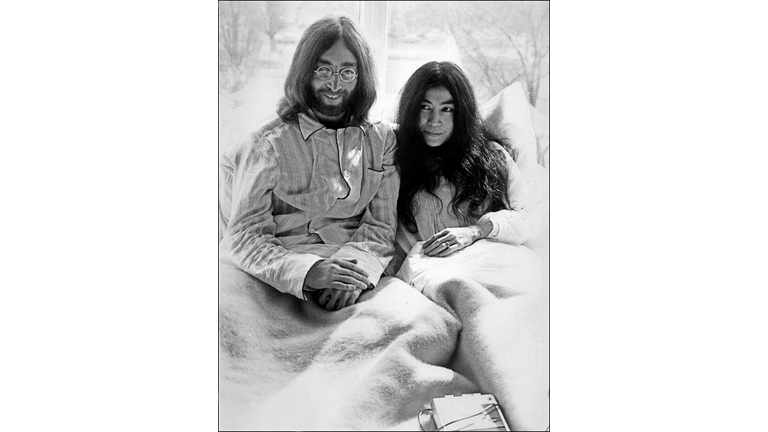 Beatles member John Lennon (L) and his w