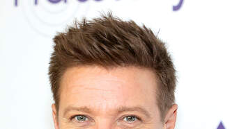 Actor de "Avenger" Jeremy Renner Sufre Accidente en La Nieve