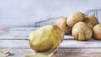 Man Uses Lettuce and Potatoes To Recreate the "Mona Lisa"