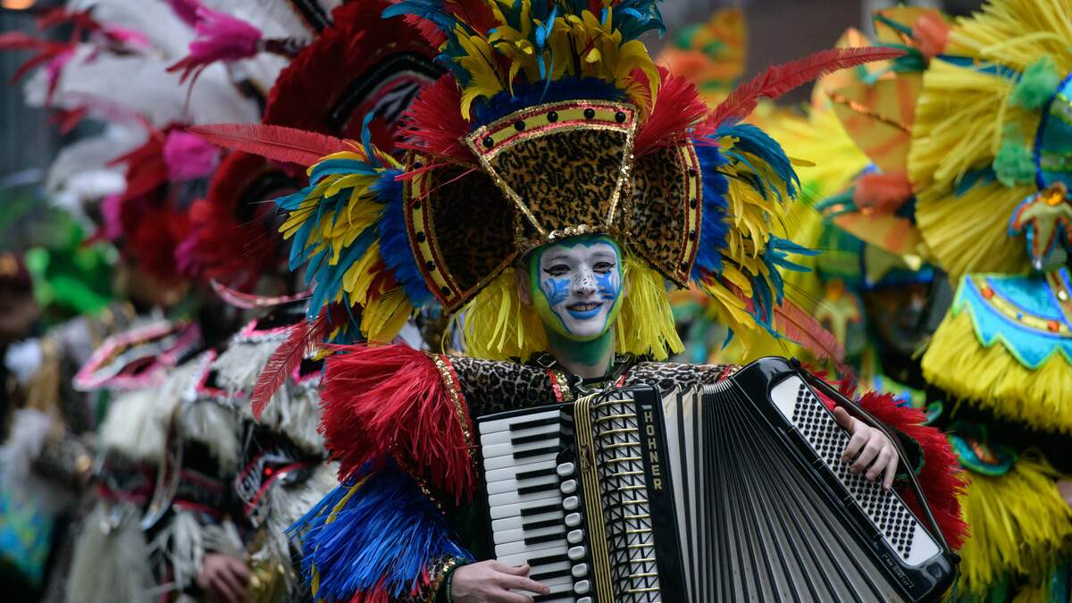 ER Doctor Wearing Pink Mummers Costume Saves Fan's Life at Eagles Game