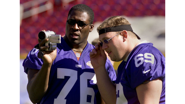 New York Giants tackle Lomas Brown (L) shows some