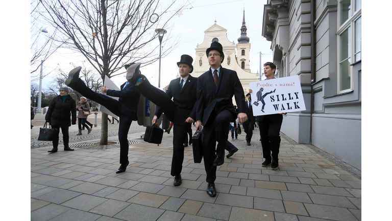 CZECH-LIFESTYLE-SILLY-WALK