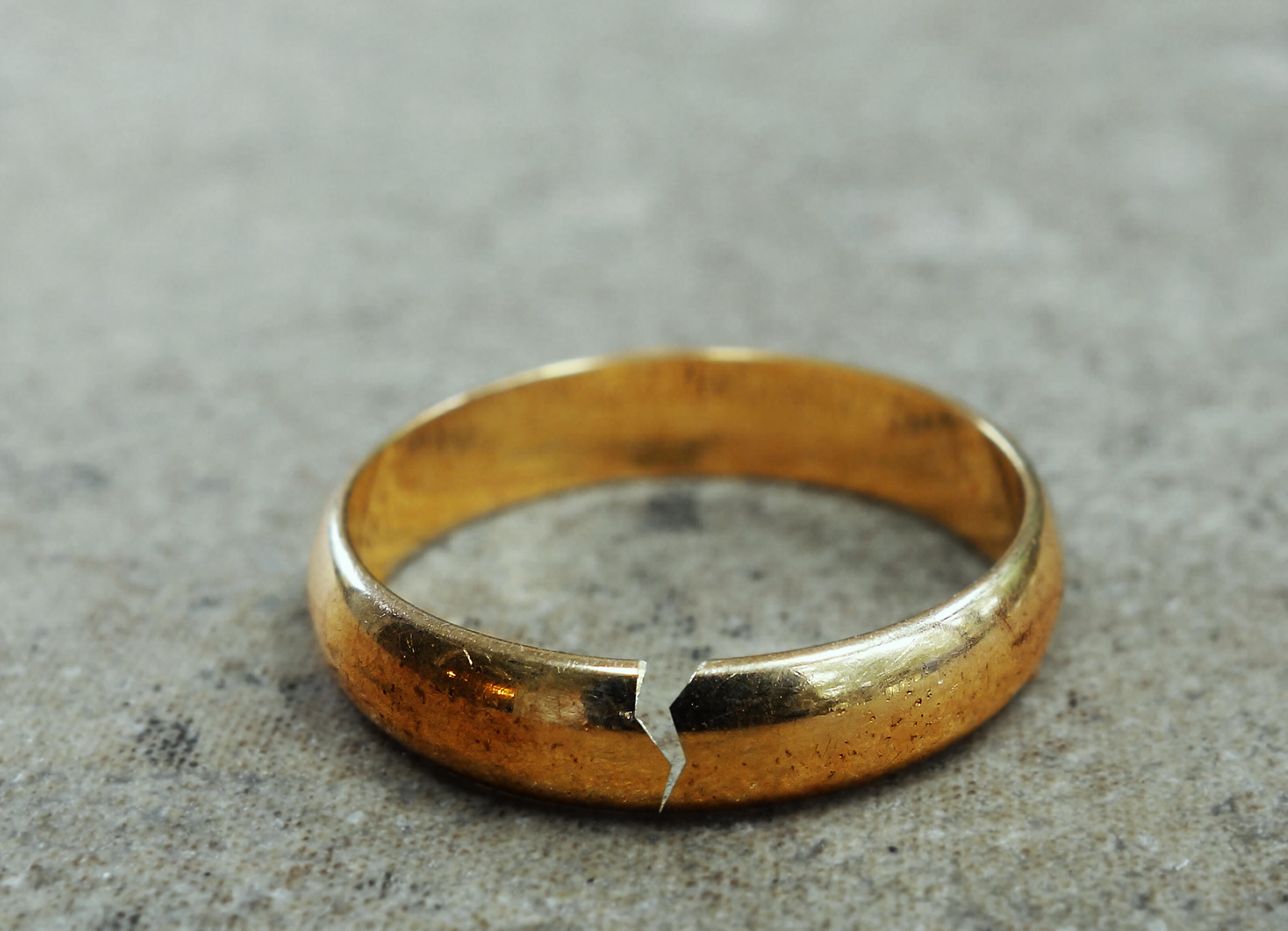 Приснилось кольцо мужчине. Сломанное обручальное кольцо. Пустотелое кольцо. Кольцо загнутое. Лопнуло обручальное кольцо.