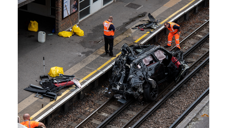 Fatalities As Road Crash Leaves Car Wreckage On Tube Line