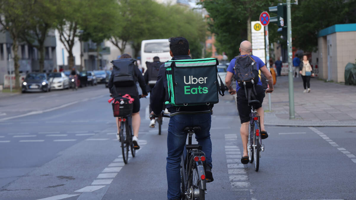 SPORTS: An Uber Eats Driver Walked onto The Court During a Basketball