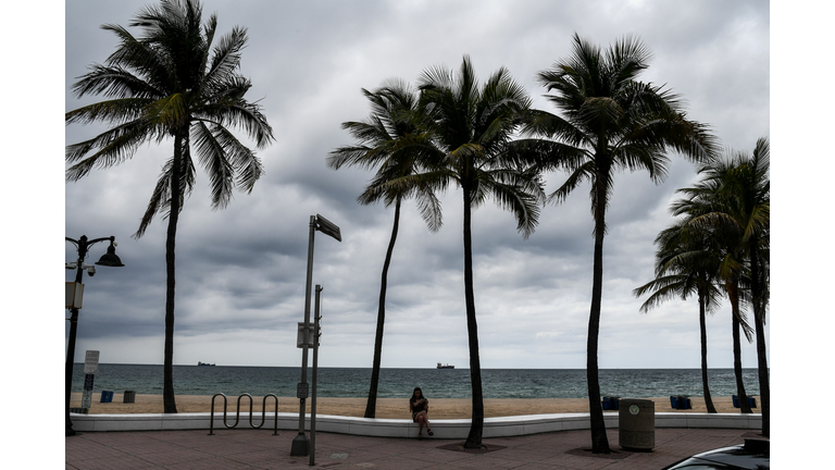 US-HEALTH-VIRUS-FLORIDA-REOPEN-STORE