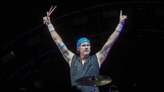 Watch Red Hot Chili Peppers' Chad Smith Play AC/DC To 17 People In A Pub 