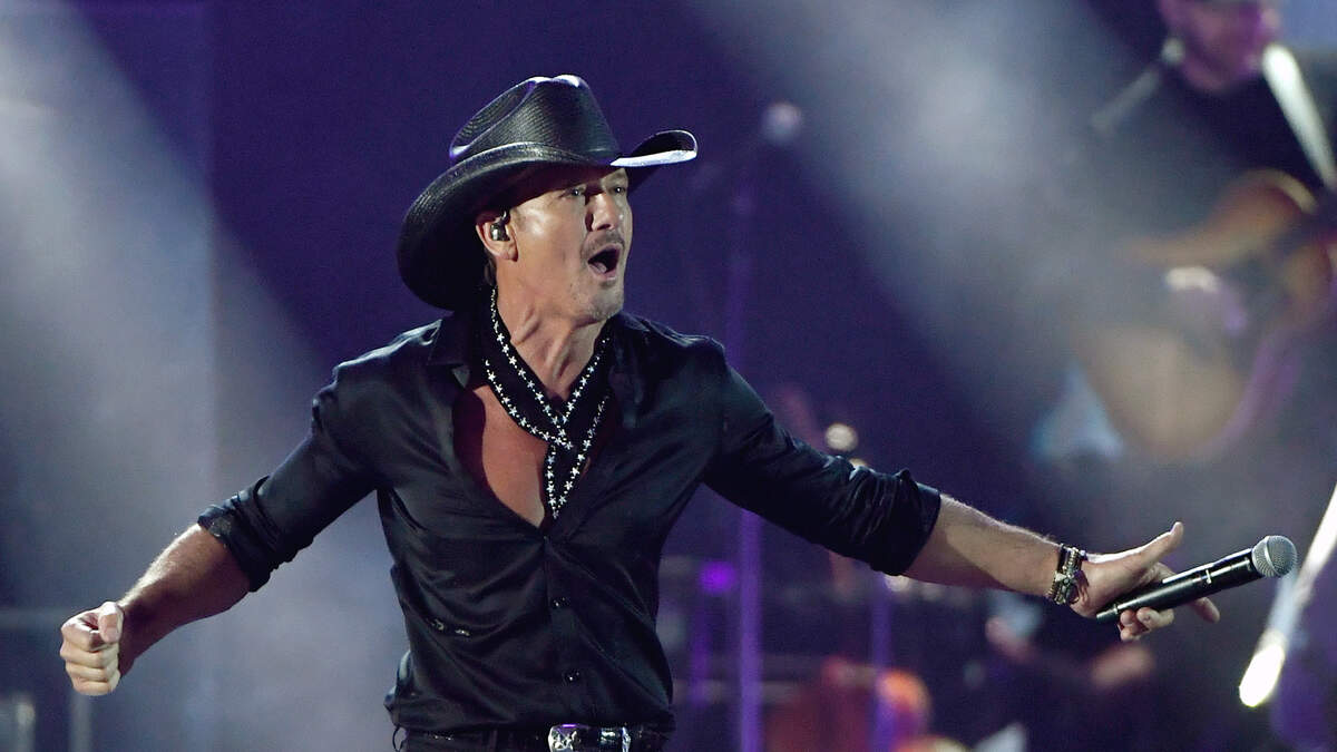 VIDEO: Tim McGraw Does The Patrick Mahomes Behind The Back Pass, Offers To  Be His Backup QB - Country Legends 97.1