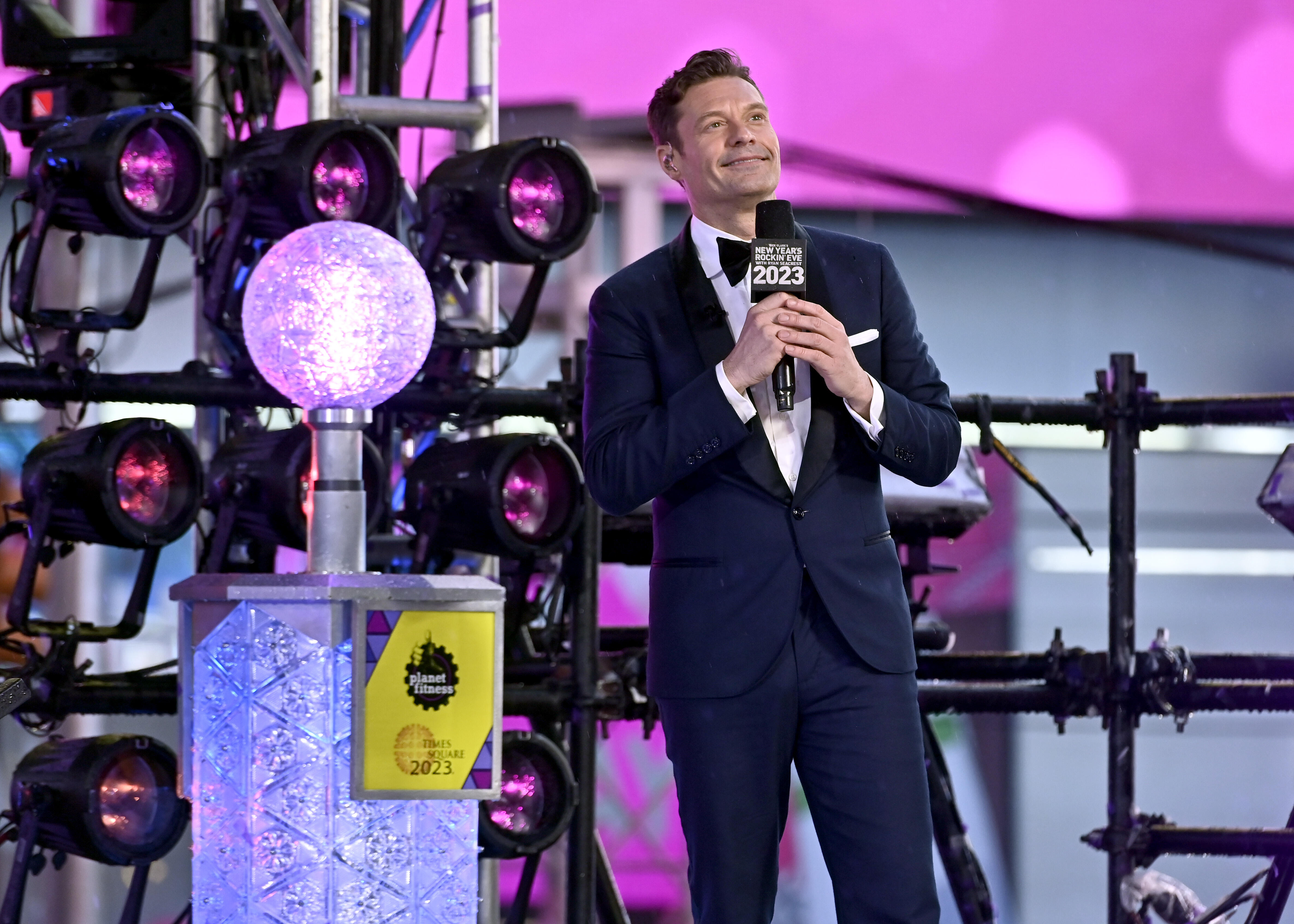 Ryan Seacrest Helps Family Reveal Gender of Baby! iHeart