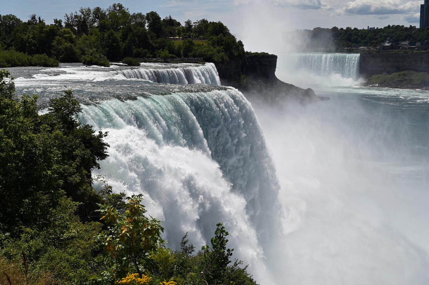 TOPSHOT-US-CANADA-TOURISM