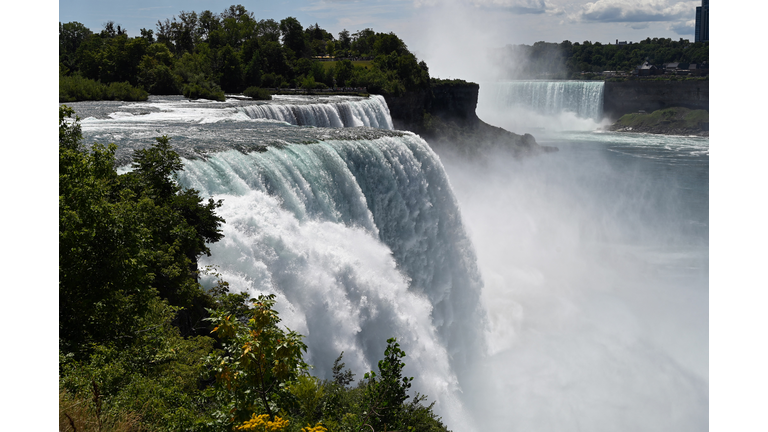 TOPSHOT-US-CANADA-TOURISM