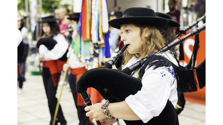 Folklore band with a lady playing the bagpipes