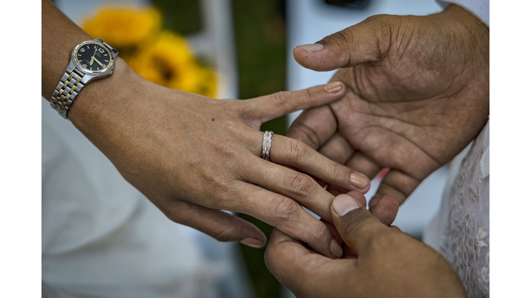 Couples Wed At Mass Wedding On Valentine's Day In Manila