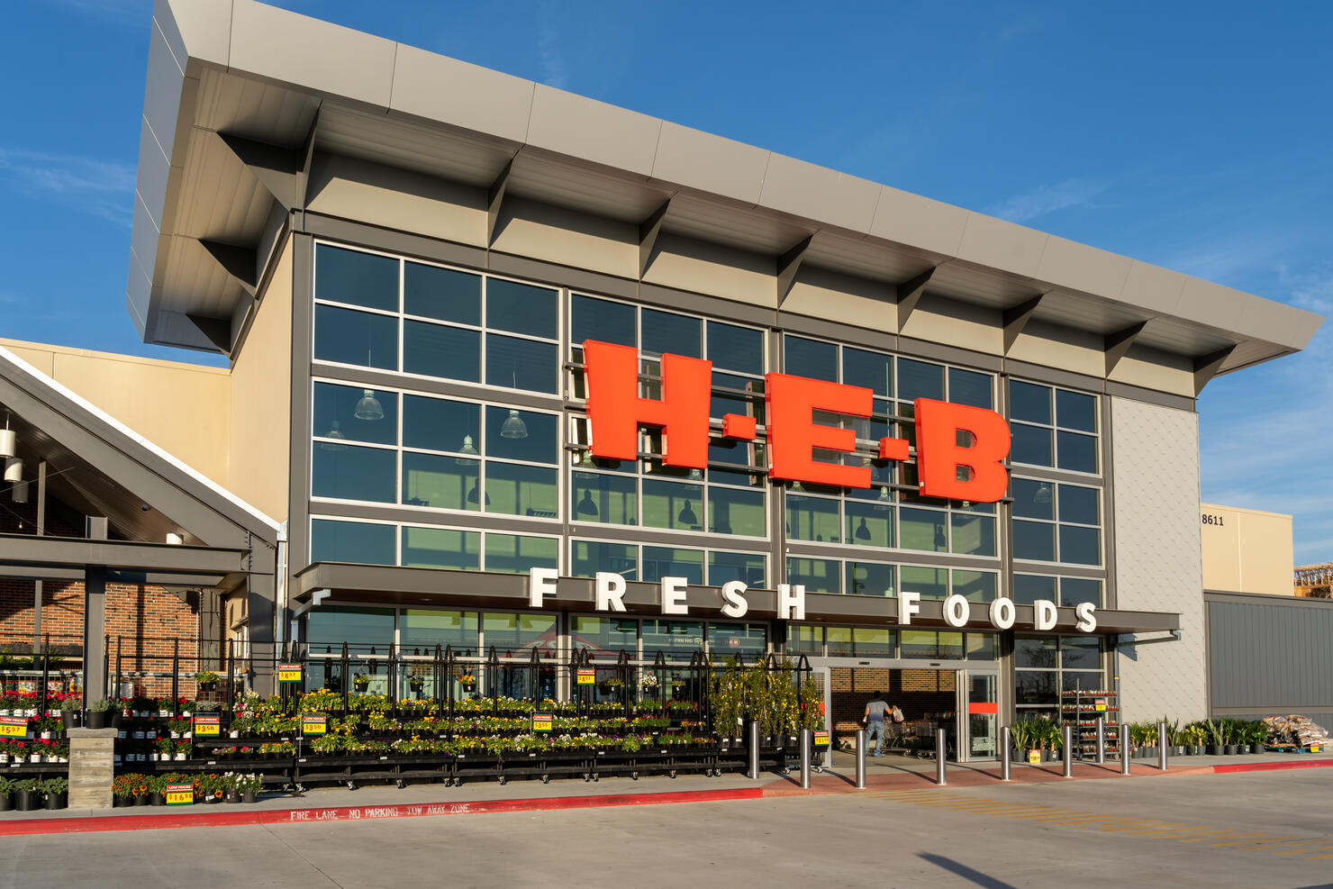 H-E-B supermarket store in Pearland, Texas, USA.