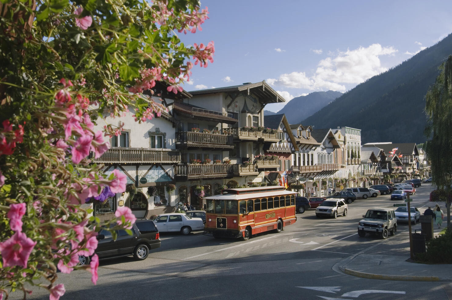 USA, Washington State, Chelan County, Leavenworth, Traffic in street near Cascade Mountains