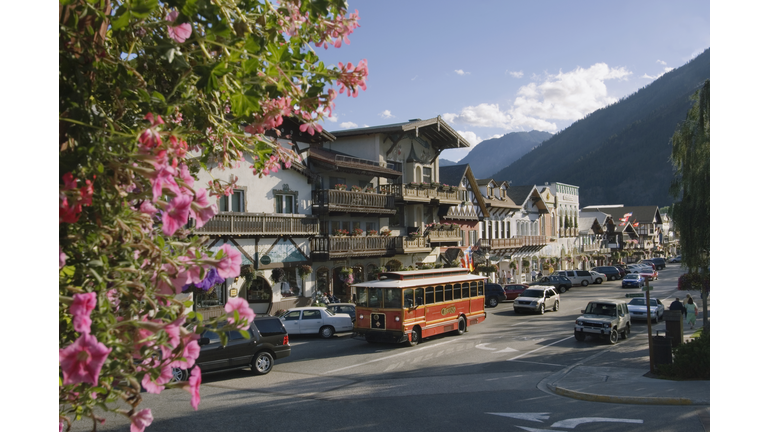 USA, Washington State, Chelan County, Leavenworth, Traffic in street near Cascade Mountains