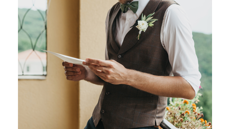 The groom holds an oath in his hands