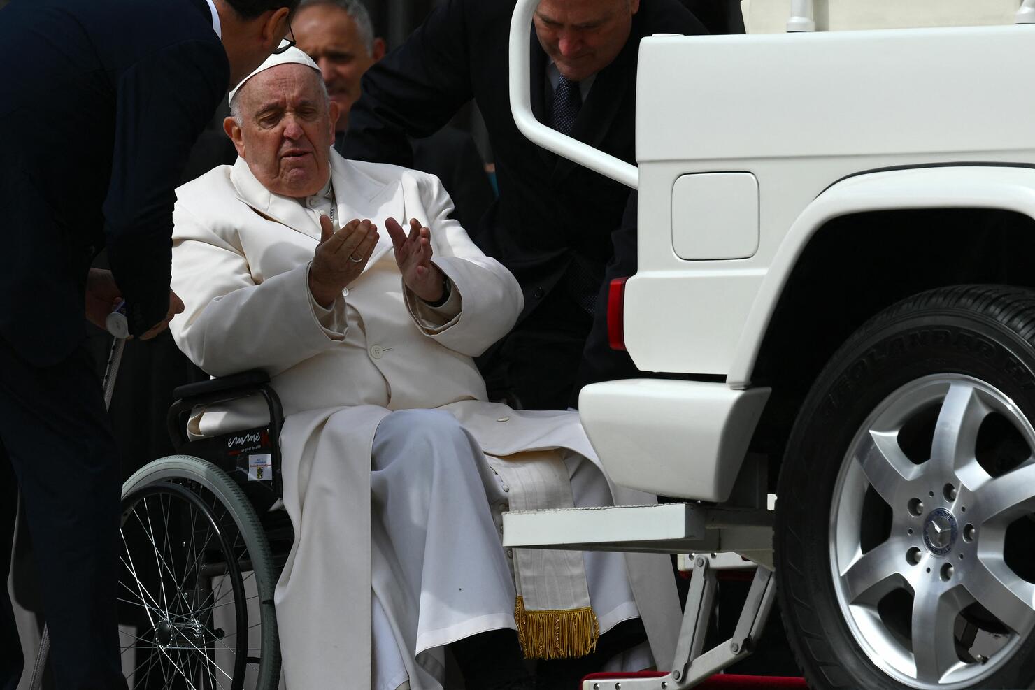 TOPSHOT-VATICAN-RELIGION-POPE-HEALTH