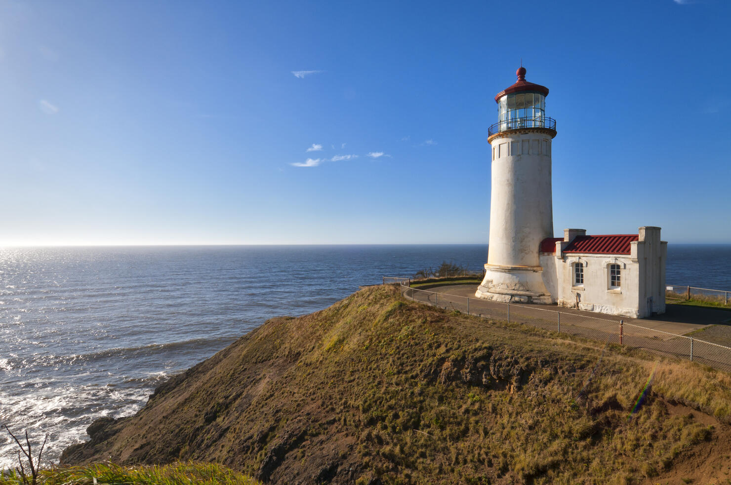 USA, Washington, lighthouse on cliff