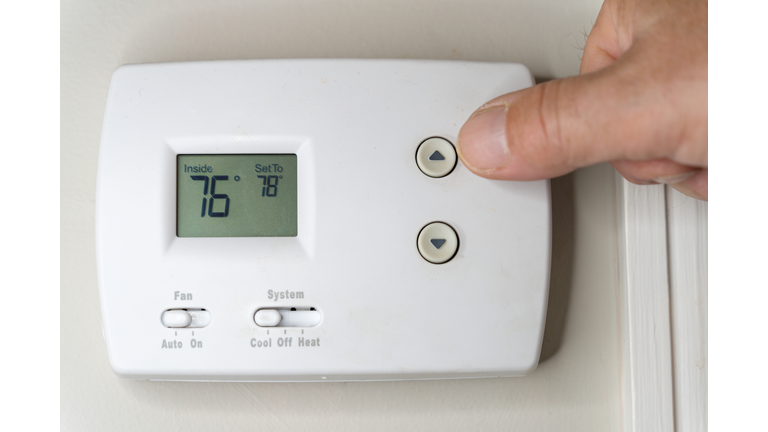 Adjusting  the Thermostat on the Air Conditioner to Save Money