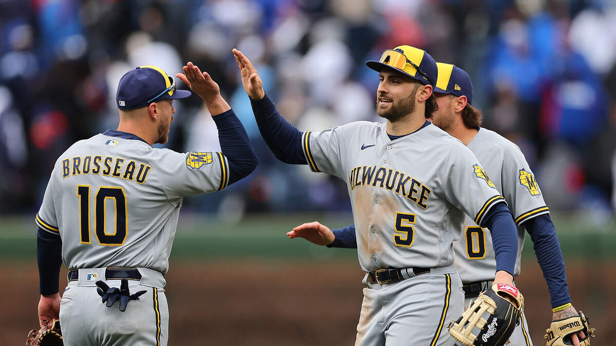 Contreras' 2-run single leads Brewers past Cubs 3-1