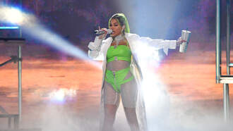  Natti Natasha muestra su lado fiestero en el videoclip de “Algarete”