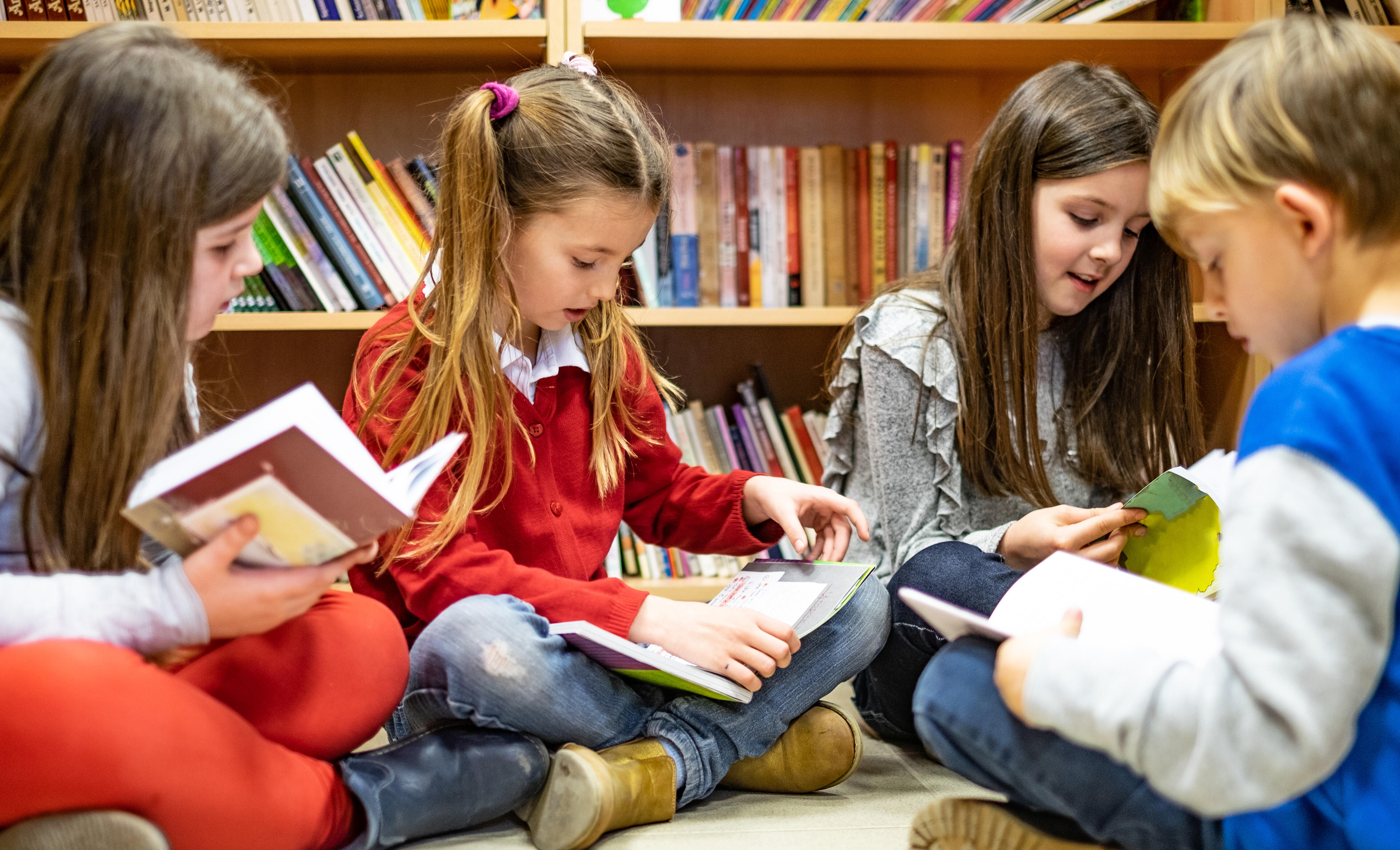 Read school. Чтение школьник. Чтения младшего школьника. Ученик читает. Школьник читает.