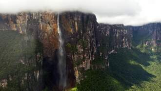 ¡VIDEO! Paracaidistas saltan del SALTO ÁNGEL en Venezuela