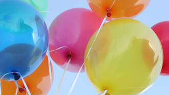 Hotel In England Has A 25-Foot Christmas Tree Made Entirely Of Balloons