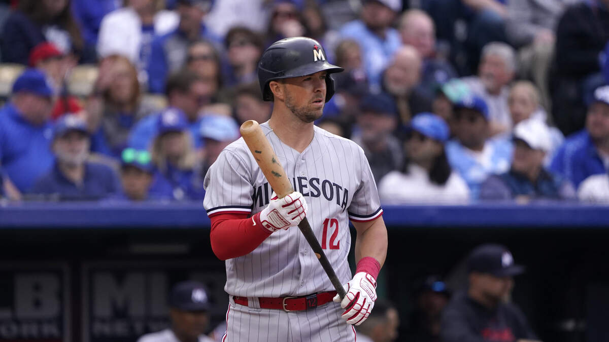 Twins SS Kyle Farmer to have teeth realigned after taking fastball