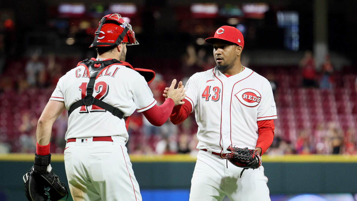 SPORTS: $1 Hot Dog Night at The Phillies Game Turned into Giant Food ...