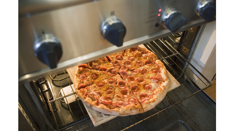 Warming up pepperoni pizza in oven