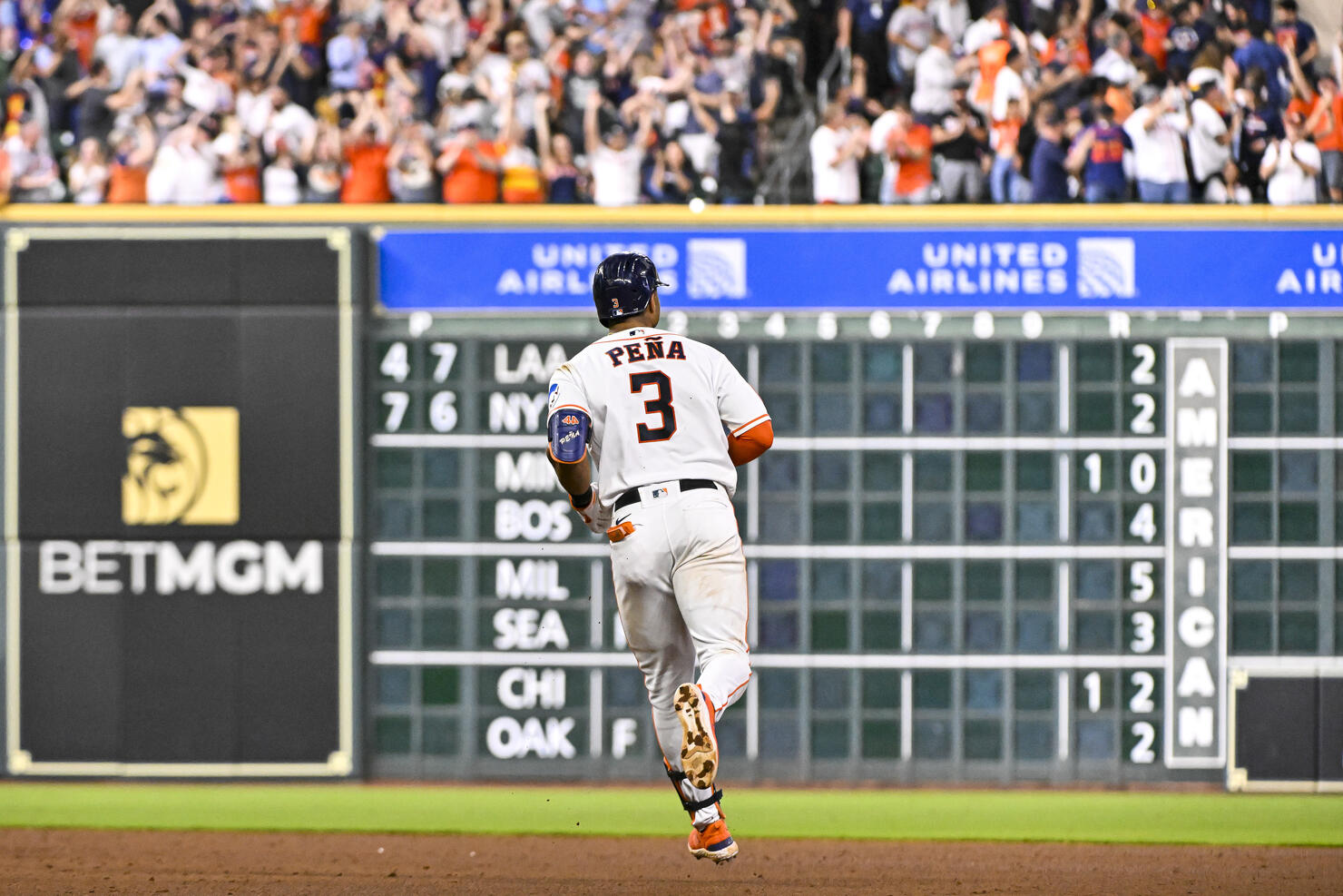 Astros Finish Strong To Take Down Blue Jays Iheart