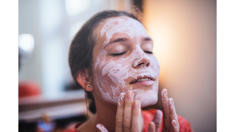 Woman using a beauty mask.