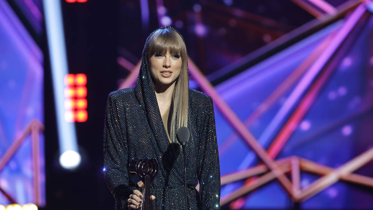 Taylor Swift Seems To Defends Fan After An Issue With Security At Her ...