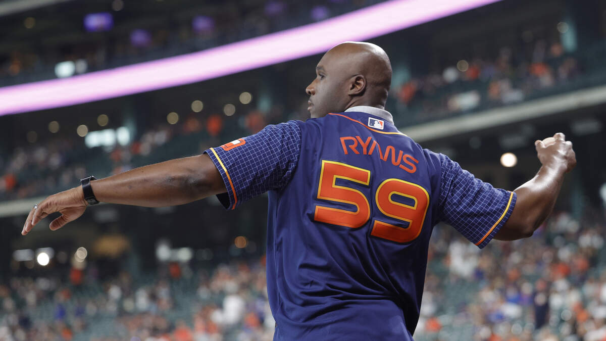 📸  Head Coach DeMeco Ryans throws out first pitch for the Houston Astros