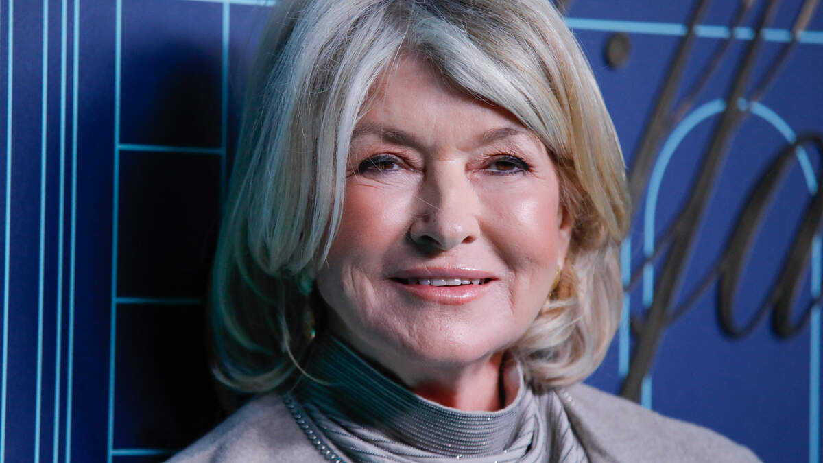 Martha Stewart, 81, Is Oldest SI Swimsuit Issue Cover Model in History ...