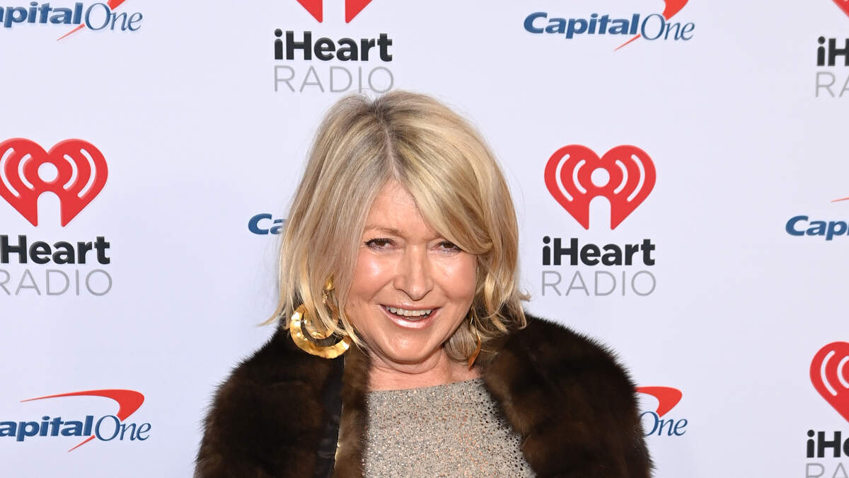 At 81, MARTHA STEWART IS OLDEST SPORTS ILLUSTRATED COVER MODEL | Rock ...