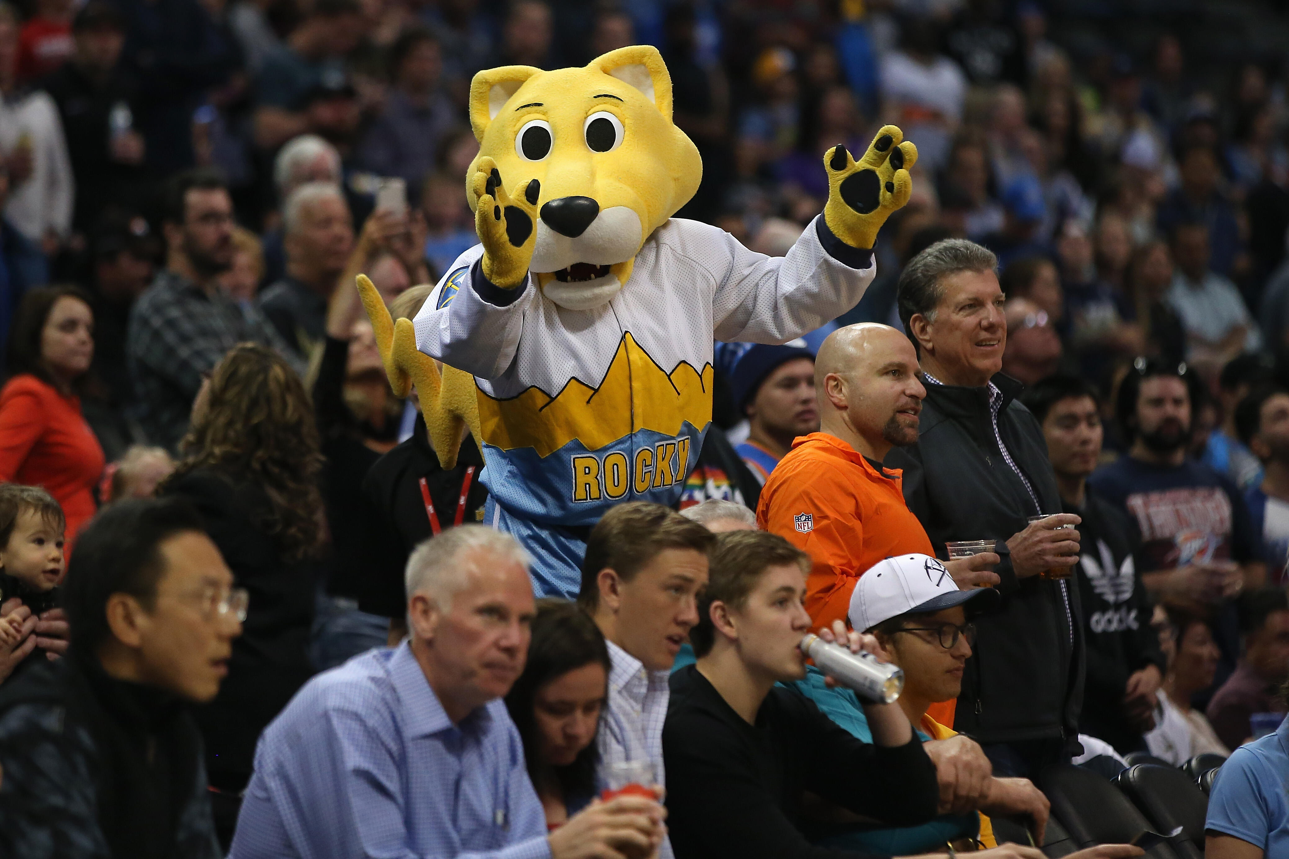 Поющий наггетс картинка. Denver Nuggets Маскот. Маскот Рокки. Denver Nuggets талисман. Рокки Денвер.