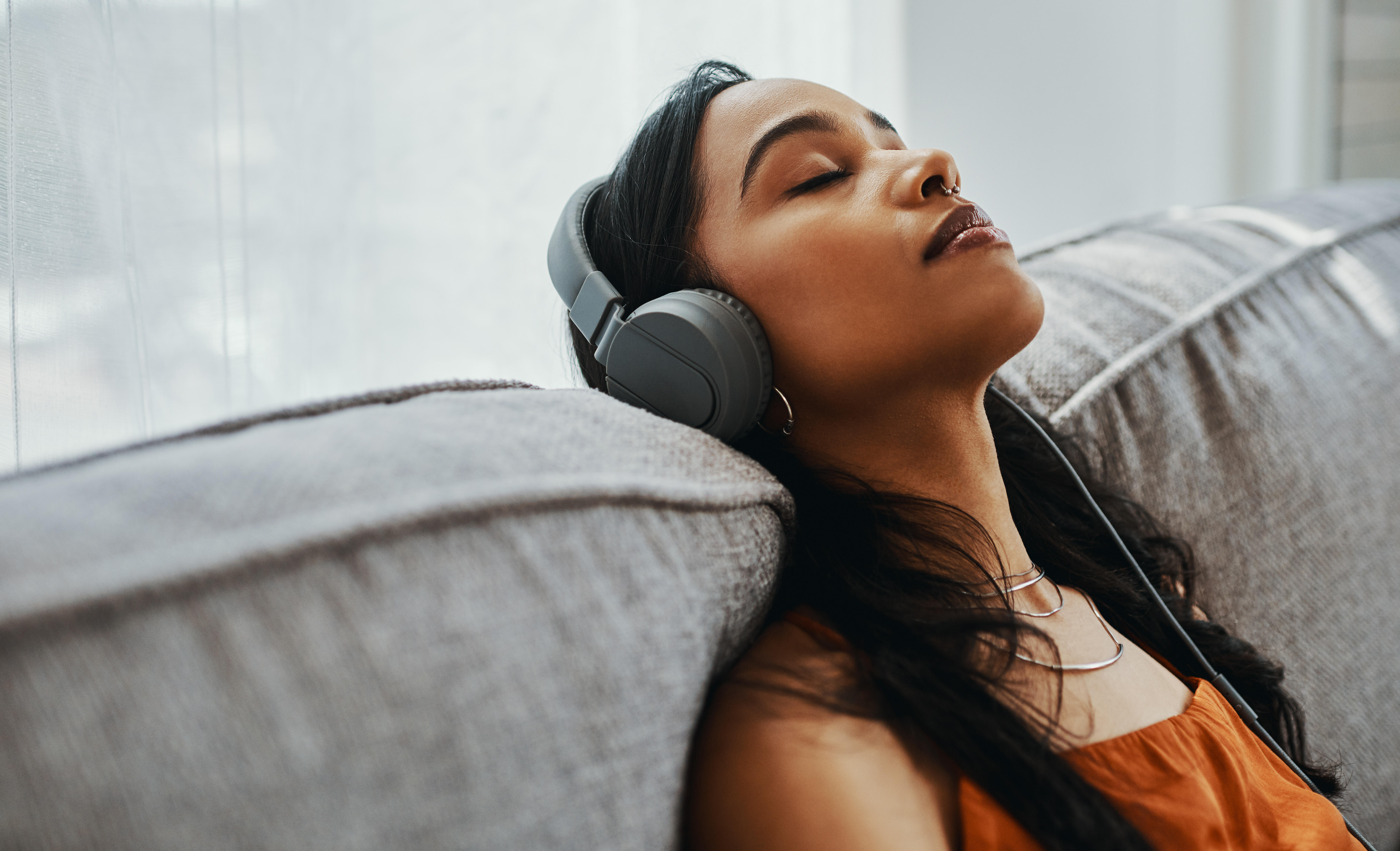 Listening 30. Женщина с наушниками вечером. Woman Listening Music with Headphones Sofa. Black woman Listening to Music. Listen to Music when you Cry.