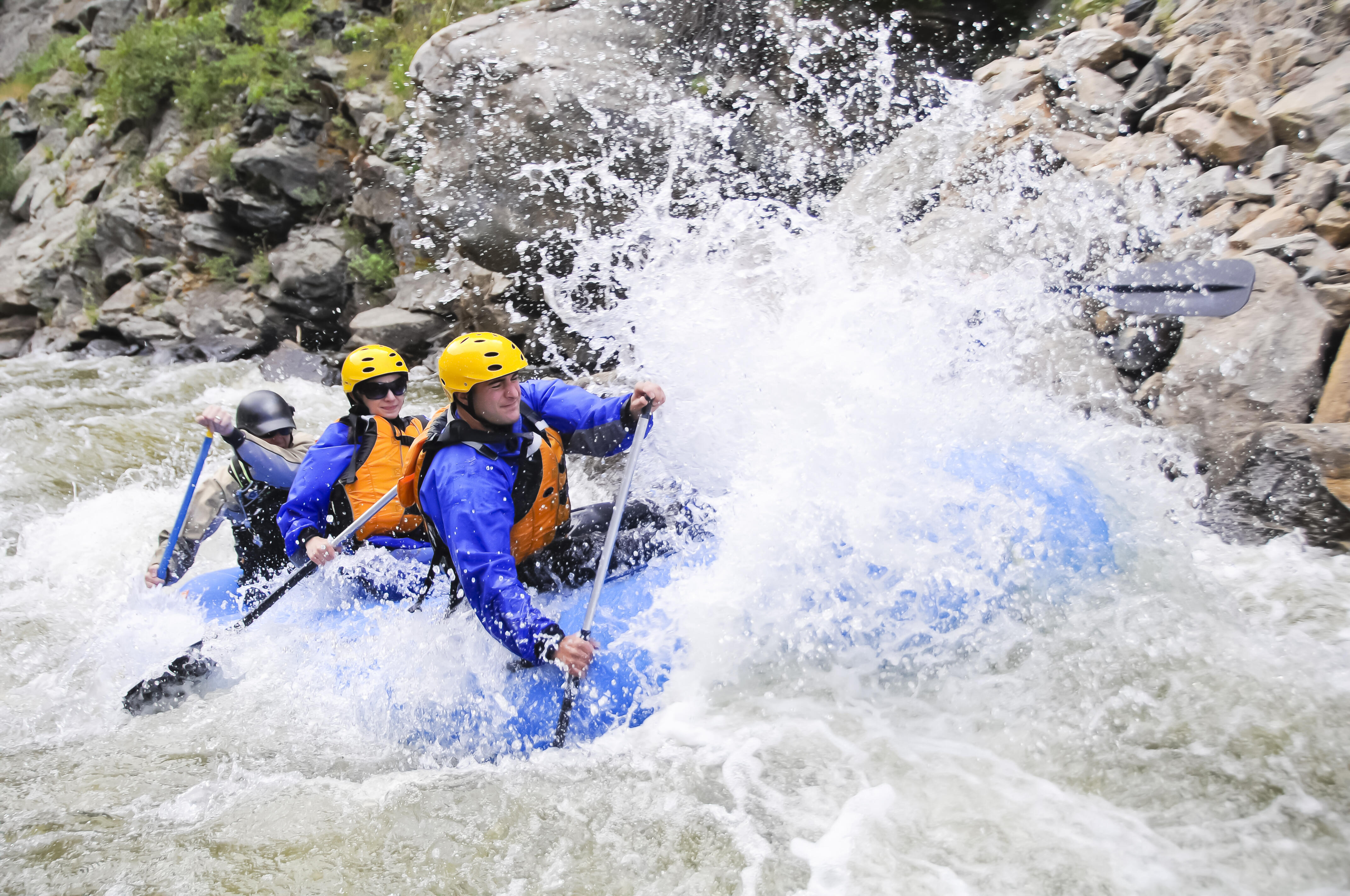 Go white water. Сплав по бурной реке на плотах. Рафт. Влад вода рафты инструктор. Adventure Tourism Management.