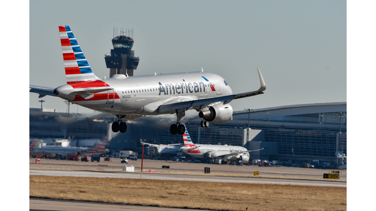 An American Airlines A319 landing