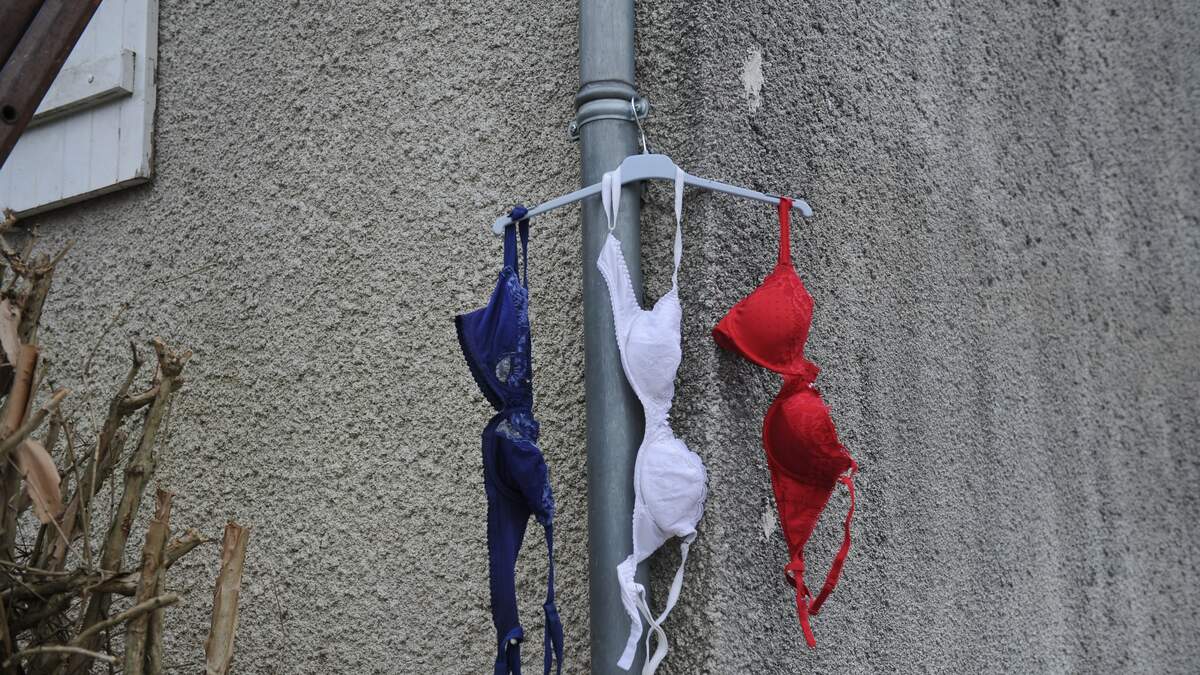 Pub apologises after offering women free drinks based on bra size