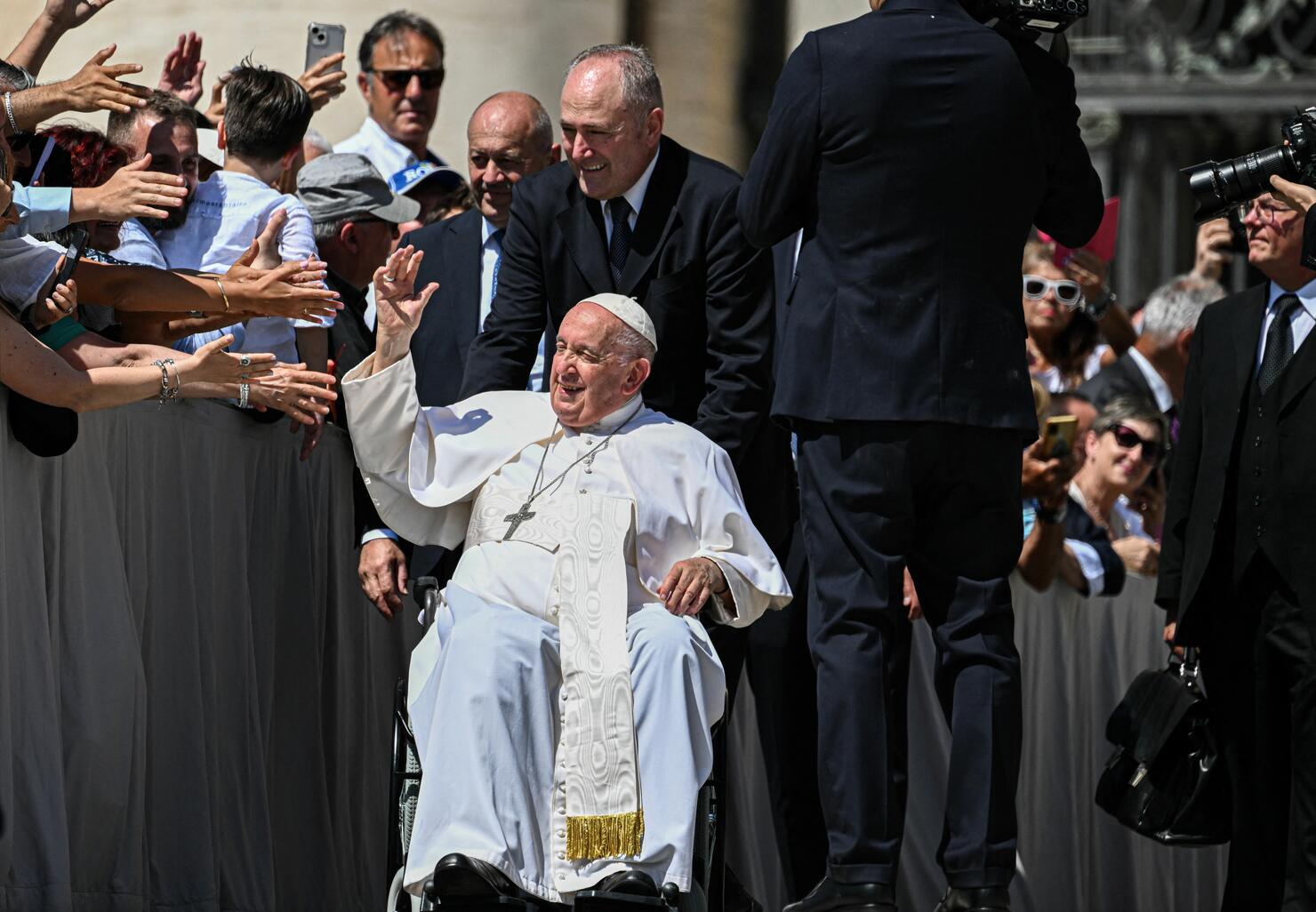 TOPSHOT-VATICAN-RELIGION-POPE-HEALTH