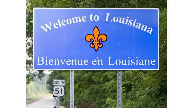 A sign welcoming visitors to Louisiana in English and French